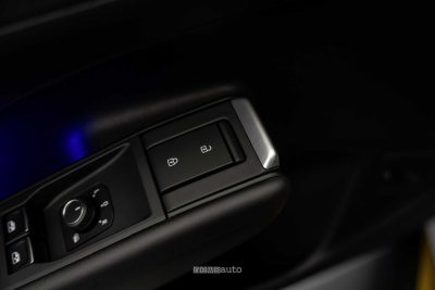 Nuova Volkswagen T-Roc R Line comandi portiera guidatore