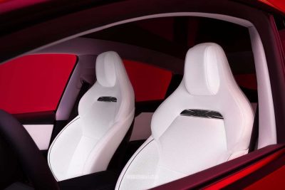 Nuova Tesla Model Y Performance sedili anteriori