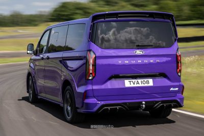 Ford E-Tourneo Custom MS-RT su strada