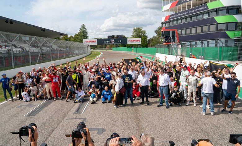 Foto finale con i piloti che hanno partecipato all’Historic Minardi Day 2025 a Imola