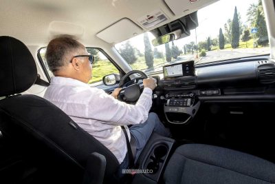 Giovanni Mancini alla guida della Hyundai Inster