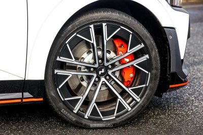 Hyundai Ioniq 5 N cerchi da 21", dettagli delle pinze freno rosse