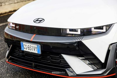 Hyundai Ioniq 5 N fari firma luminosa anteriore