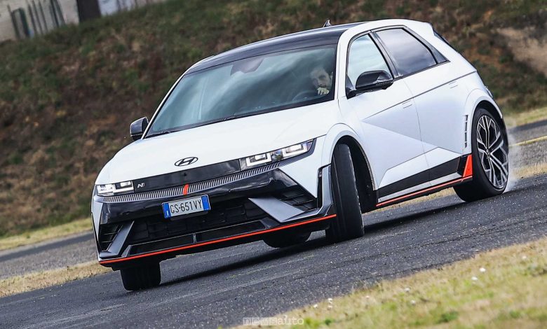 Hyundai Ioniq 5 N drifting in pista all'Isam