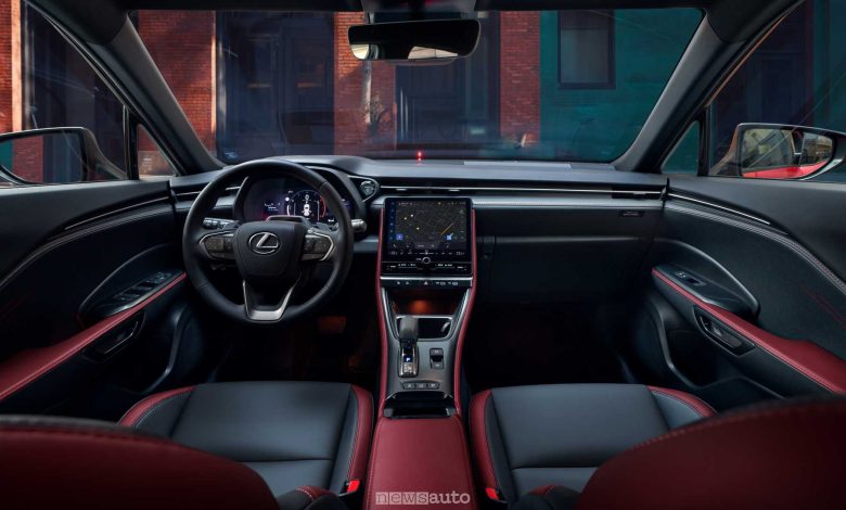 Lexus LBX Vibrant Edition plancia abitacolo