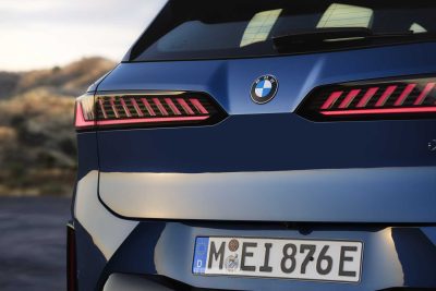 BMW iX3 50 xDrive fari posteriori