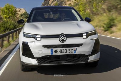 Nuova Citroen C5 Aircross plug-in su strada