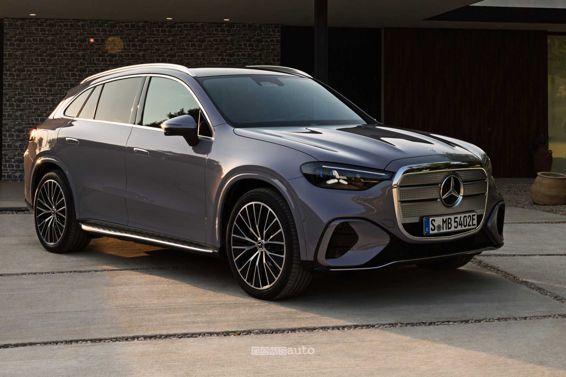 FOTO Mercedes GLC elettrica, abitacolo, plancia, sedili e carrozzeria
