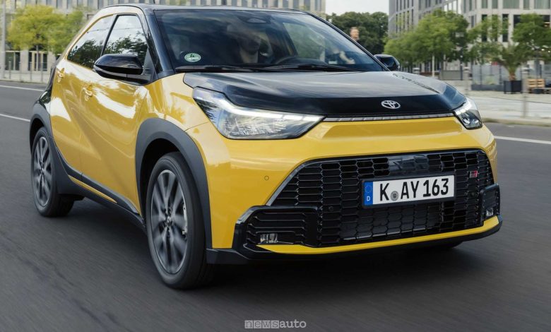 Toyota Aygo X Hybrid GR Sport su strada