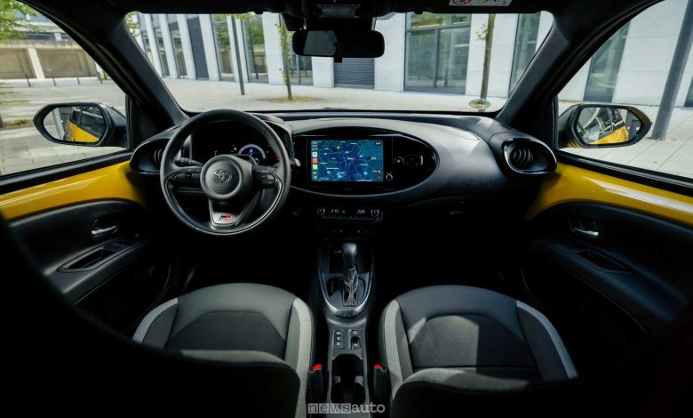 Toyota Aygo X Hybrid GR Sport plancia abitacolo