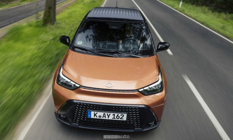 Toyota Aygo X Hybrid su strada