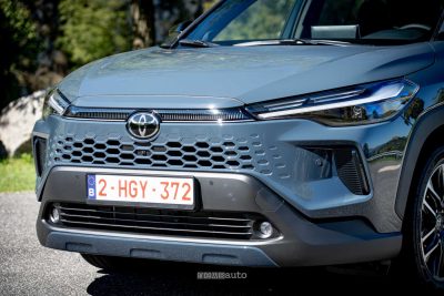 Toyota Corolla Cross paraurti, firma luminosa anteriore