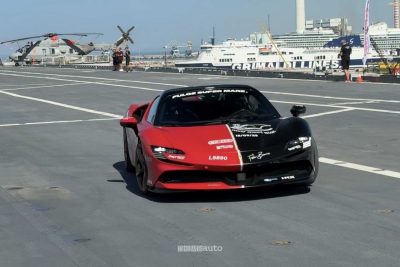 Record Ferrari SF90 Stradale sulla nave Trieste con Fabio Barone