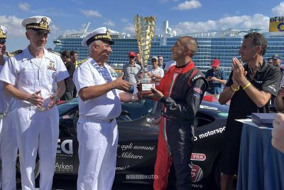 Fabio Barone con il trofeo del record di velocità con la Ferrari SF90 Stradale sulla nave Trieste