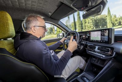 Giovanni Mancini alla guida della Renault 5 E-Tech Electric