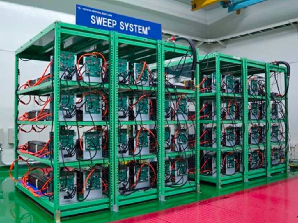 Il sistema di accumulo con la tecnologia "Sweep" di Toyota che utilizza batterie a fine vita delle auto elettriche