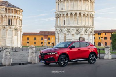 Alfa Romeo Tonale Speciale anteriore 3/4 sulle strade di Pisa