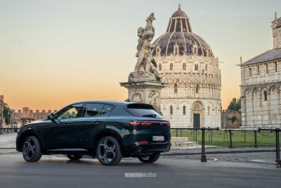 Alfa Romeo Tonale Veloce posteriore 3/4 sulle strade di Pisa