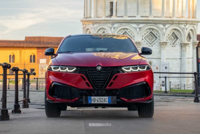 Alfa Romeo Tonale Speciale frontale sulle strade di Pisa