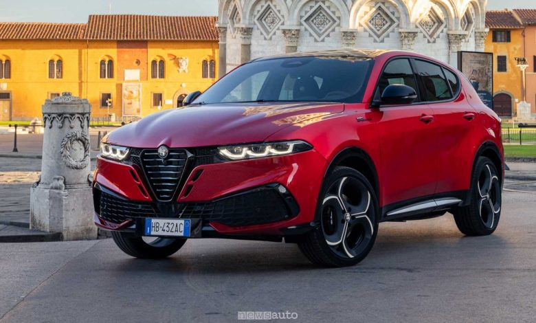 Alfa Romeo Tonale Speciale anteriore 3/4 sulle strade di Pisa