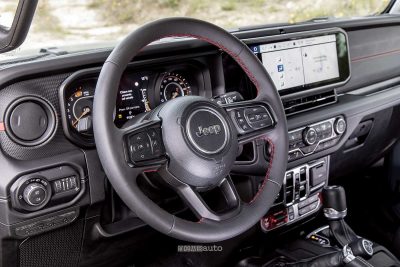 Jeep Wrangler Rubicon volante abitacolo