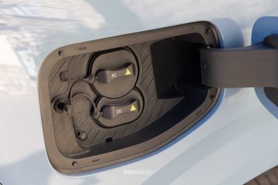 Leapmotor B10 vano per la ricarica in AC e DC