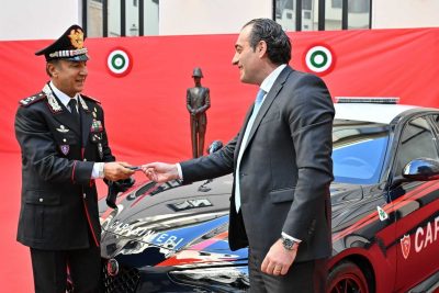 Cerimonia di consegna della Maserati McPura dei Carabinieri con il CEO Stellantis Antonio Filosa