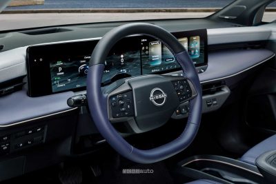 Nuova Nissan Leaf volante abitacolo