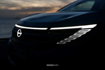 Nuova Nissan Leaf firma luminosa anteriore