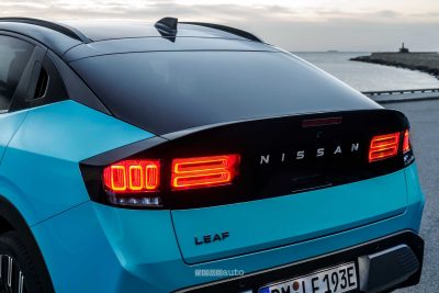 Nuova Nissan Leaf firma luminosa posteriore