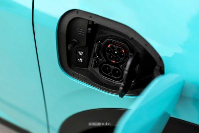 Nuova Nissan Leaf vano per la ricarica AC/DC