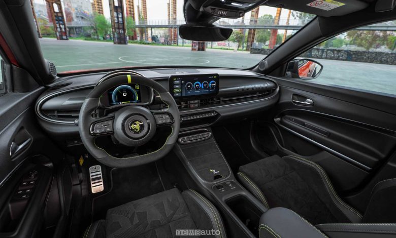 abitacolo dell'Abarth 600e Competizione Milano Cortina