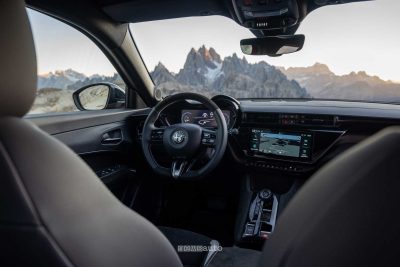 Alfa Romeo Junior Milano Cortina 2026 plancia abitacolo