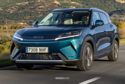 BYD Atto 2 DM-i su strada