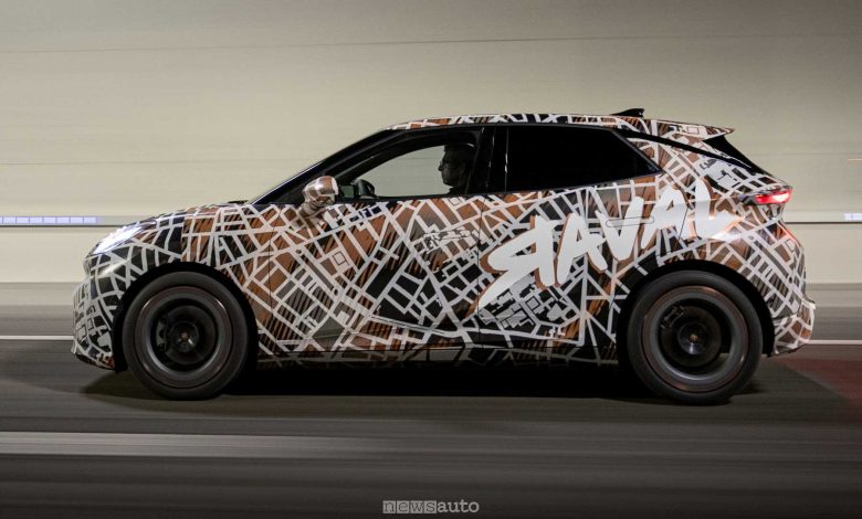 Cupra Raval camuffata pre-serie su strada