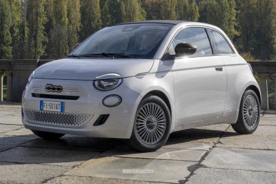 Nuova Fiat 500 Hybrid cabrio anteriore 3/4