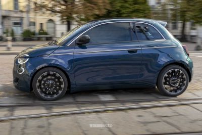 Nuova Fiat 500 Hybrid La Prima su strada
