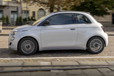 Nuova Fiat 500 Hybrid cabrio su strada