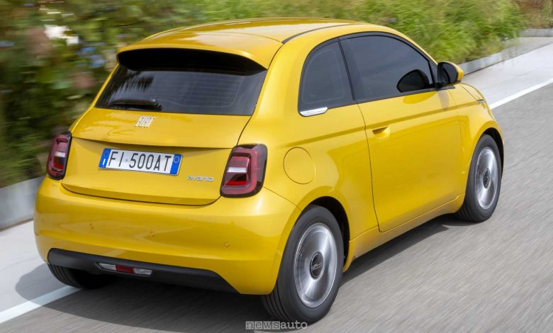 Nuova Fiat 500 Hybrid Torino su strada