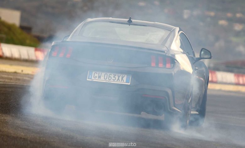 Ford Mustang Dark Horse in drifting