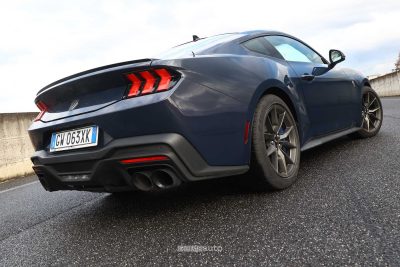 Ford Mustang Dark Horse posteriore 3/4