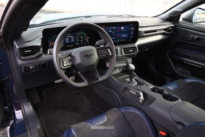 FOTO Ford Mustang Dark Horse plancia abitacolo