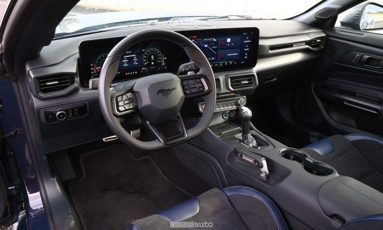 Ford Mustang Dark Horse plancia abitacolo