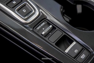 Honda Civic comando Drive Mode e pulsante freno a mano elettronico