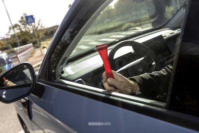 Leapmotor B10 martello frangivetro in dotazione