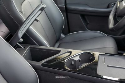 Jaecoo J5 vani porta oggetti nella console centrale