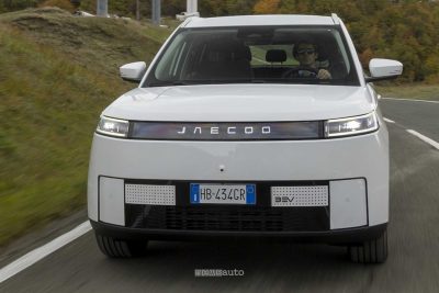 Jaecoo J5 EV su strada