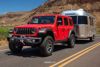 Nuova Jeep Wrangler Rubicon 2026 traino su strada