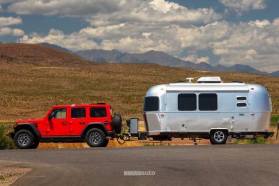 Nuova Jeep Wrangler Rubicon 2026 traino su strada