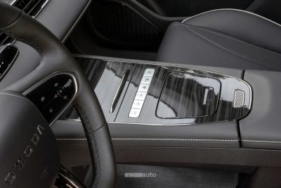 Omoda 5 SHS-H console centrale